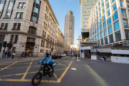 Téléchargez les photos : Livreur de vélos dans le centre financier de Londres - en image libre de droit