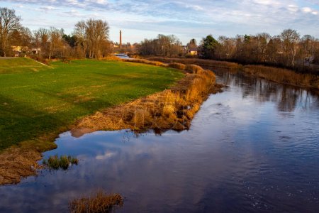 Téléchargez les photos : Paysage d'automne Rivière Ogre aux arbres colorés et reflet dans la rivière - en image libre de droit
