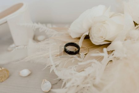 Téléchargez les photos : Boho Crème anneau de mariage plat laïc - en image libre de droit