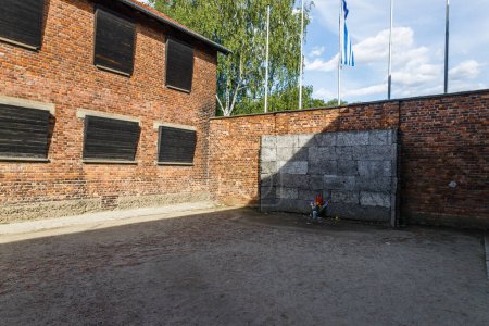 Foto de Wall of death in the Auschwitz - Birkenau concentration camp. Oswiecim, Poland, 17 July 2022. - Imagen libre de derechos