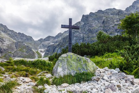 Téléchargez les photos : The cross on the top of the peak in the High Tatras mountains. - en image libre de droit