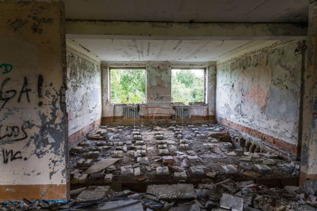 Téléchargez les photos : Abandoned secret Soviet Union military ghost town Irbene in Latvia. - en image libre de droit