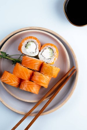 Téléchargez les photos : Rouler des sushis philXoa classiques sur une assiette - en image libre de droit