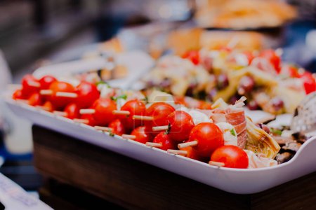 Foto de Charcuterie Kebabs vegetales con jamón y tomates asados - Imagen libre de derechos