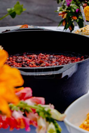 Téléchargez les photos : Haricots cuits au barbecue dimanche avec affichage floral - en image libre de droit