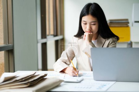 Téléchargez les photos : Jeune femme d'affaires asiatique ou étudiant travaillant en ligne sur ordinateur - en image libre de droit
