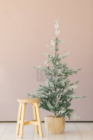 Téléchargez les photos : Minimal photo de Noël avec petit arbre de Noël enveloppé dans bur - en image libre de droit