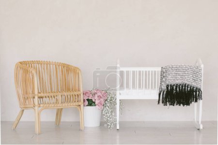 Téléchargez les photos : Roses assis à côté de chaise berçante bébé et bébé berceau à mi - en image libre de droit