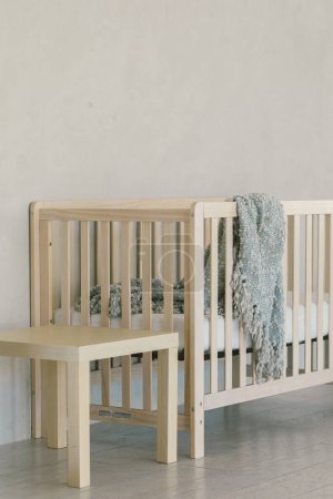 Téléchargez les photos : Décor de maison moderne dans une maison de couleur neutre avec lit bébé - en image libre de droit