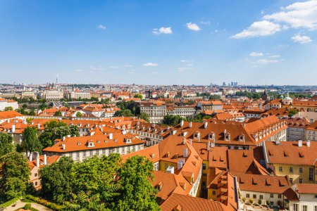 Téléchargez les photos : Vieille ville de Prague centre historique avec des bâtiments de toit en tuiles rouges - en image libre de droit