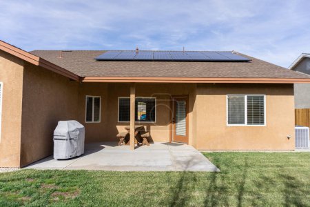 Téléchargez les photos : Panneaux solaires sur la maison, propriété résidentielle - en image libre de droit