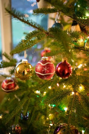 Foto de Imagen vertical de adornos de Navidad colgados en el árbol de Navidad. - Imagen libre de derechos