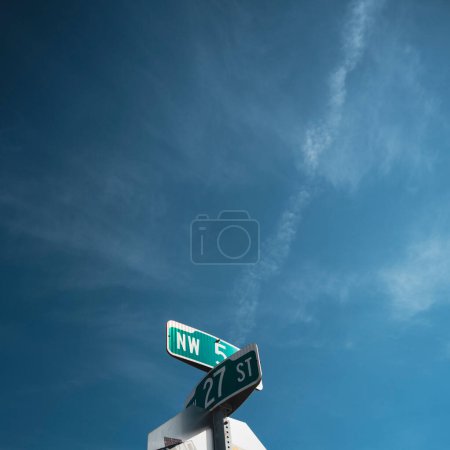 Téléchargez les photos : Cinq avenue dans miami wynwood signe ciel - en image libre de droit