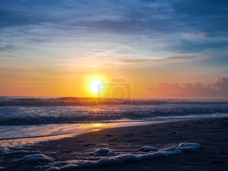Foto de Hermoso amanecer en la playa - Imagen libre de derechos