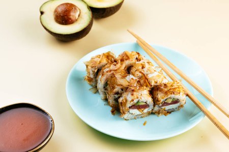 Téléchargez les photos : Rouleaux de sushis japonais aux frites de thon, saumon et avocat - en image libre de droit