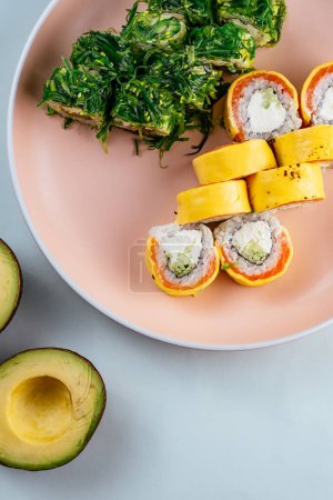 Téléchargez les photos : Rouleaux de sushi japonais au fromage cheddar et saumon - en image libre de droit