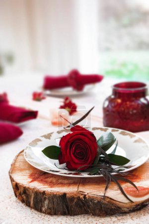 Téléchargez les photos : Configuration de la table de vaisselle avec une seule rose - en image libre de droit