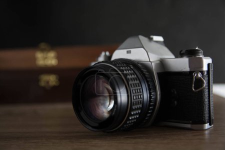 Téléchargez les photos : Vieil appareil photo analogique avec espace de copie - en image libre de droit
