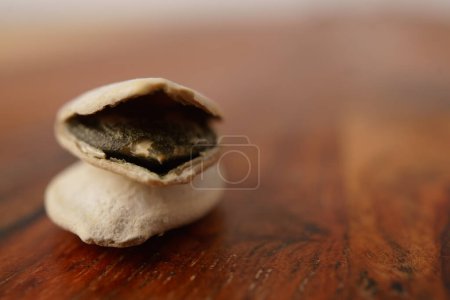 Foto de Primer plano de semillas de calabaza asadas con sal enfoque selectivo en una mesa de madera - Imagen libre de derechos