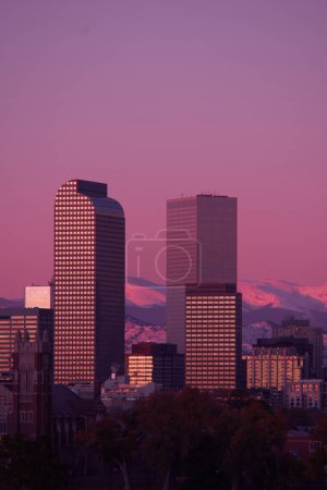 Téléchargez les photos : Denver, horizon, montagnes enneigées - en image libre de droit