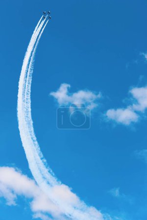 Téléchargez les photos : Aerobatics de quatre avions volants - en image libre de droit