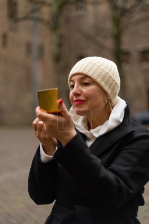 Téléchargez les photos : Confiance en soi jolie femme réfrisant maquillage - en image libre de droit