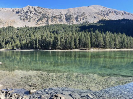 Téléchargez les photos : Lac Ibon de Plan. Paysage glaciaire lacustre dans les Pyrénées. - en image libre de droit
