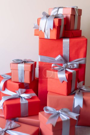 Téléchargez les photos : Une montagne de coffrets cadeaux de Noël de différentes formes - en image libre de droit