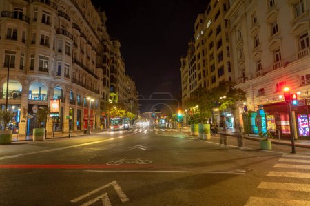 Téléchargez les photos : Panorama nocturne de l'immeuble du bureau de poste à Valence - en image libre de droit