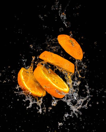 Foto de Un chorrito de rodajas de naranja - Imagen libre de derechos