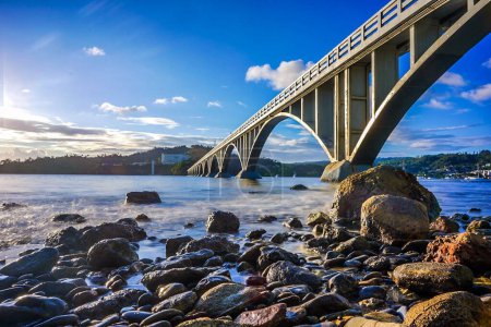 Téléchargez les photos : Rochers et ponts dans la baie - en image libre de droit