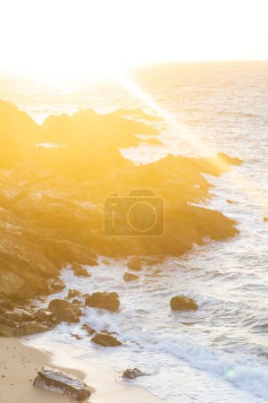 Téléchargez les photos : Coucher de soleil sur les falaises du paysage de la côte atlantique - en image libre de droit