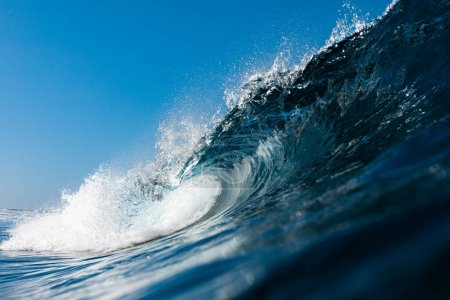 Foto de Rompiendo olas en un día de verano en la playa - Imagen libre de derechos