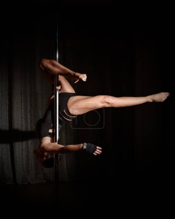 Téléchargez les photos : Femme fait pole dance sport à la maison - en image libre de droit
