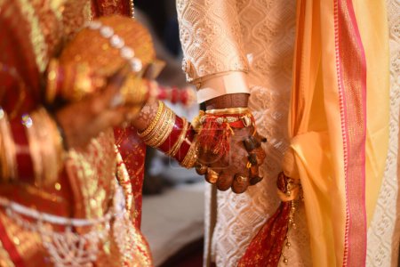 Téléchargez les photos : Mariée indienne marié tenant la main et montrant mariage - en image libre de droit