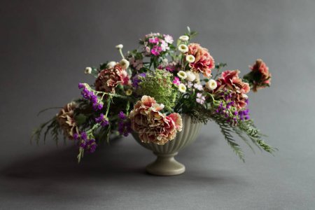 Téléchargez les photos : Nature morte image d'un arrangement floral dans un vase vert, aucun peuple - en image libre de droit