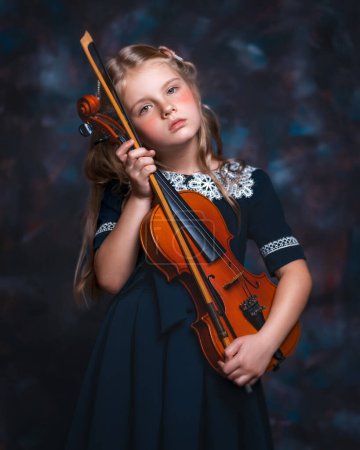 Foto de Chica con el pelo largo sosteniendo un violín - Imagen libre de derechos