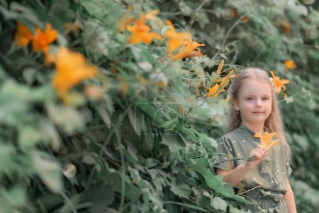 Téléchargez les photos : Fille tenant une fleur dans ses mains et souriant - en image libre de droit