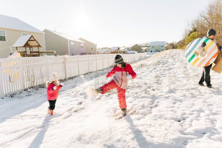 Foto de Familia jugando en la nieve en un barrio - Imagen libre de derechos