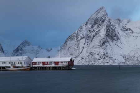 Téléchargez les photos : Cabanes à la Mer Rouge à Rorbu en contrebas du sommet d'Olstind, Hamny, Moskenesy, Îles Lofoten, Norvège - en image libre de droit