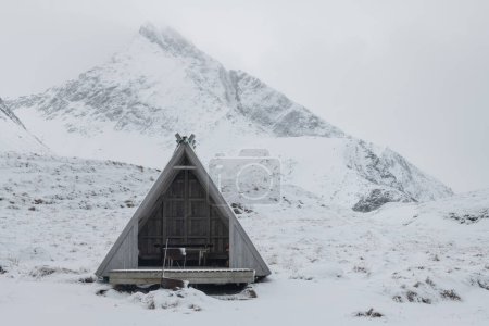Foto de Refugio de madera Gapahuk bajo el pico de la montaña, Flakstady, Islas Lofoten, Noruega - Imagen libre de derechos
