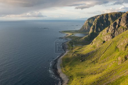 Foto de Vista sobre la escarpada costa norte de Vestvgy hacia Eggum, Islas Lofoten, Noruega, Eggum, Kleivheia, - Imagen libre de derechos