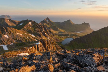 Téléchargez les photos : Paysage montagneux ensoleillé de minuit de Flakstady, Îles Lofoten, Norvège - en image libre de droit