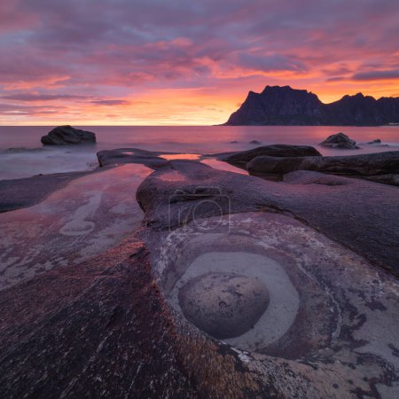 Téléchargez les photos : Lever de soleil d'été sur Eye of Uttakleiv à la plage d'Uttakleiv, Vestvgy, Îles Lofoten, Norvège - en image libre de droit