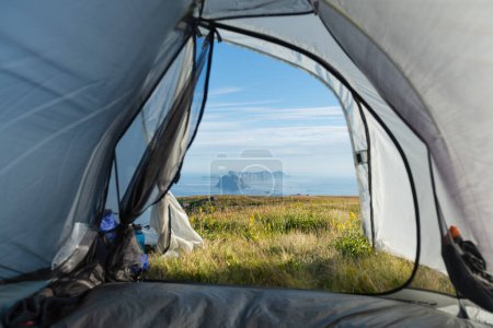 Téléchargez les photos : Vue de la tente sur Hellsegga à travers Moskstraumen vers Vry, parc national Lofotodden, Moskenesy, îles Lofoten, Norvège - en image libre de droit