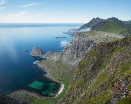Foto de Vista desde Hellsegga sobre la bahía de Refsvika en el extremo oeste del parque nacional de Lofotodden, Moskenesy, Islas Lofoten, Noruega - Imagen libre de derechos