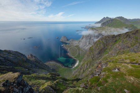 Foto de Vista desde Hellsegga sobre la bahía de Refsvika en el extremo oeste del parque nacional de Lofotodden, Moskenesy, Islas Lofoten, Noruega - Imagen libre de derechos