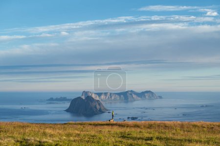 Téléchargez les photos : Randonneur sur le plateau Hellsegga, Îles Lofoten, Norvège - en image libre de droit
