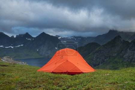 Téléchargez les photos : Camping sous tente dans les montagnes du Kirkefjord, Îles Lofoten, Norvège - en image libre de droit