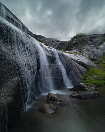 Foto de Pequeña cascada que fluye por losas de roca de granito, Parque Nacional Lofotodden, Moskenesy, Islas Lofoten, Noruega - Imagen libre de derechos